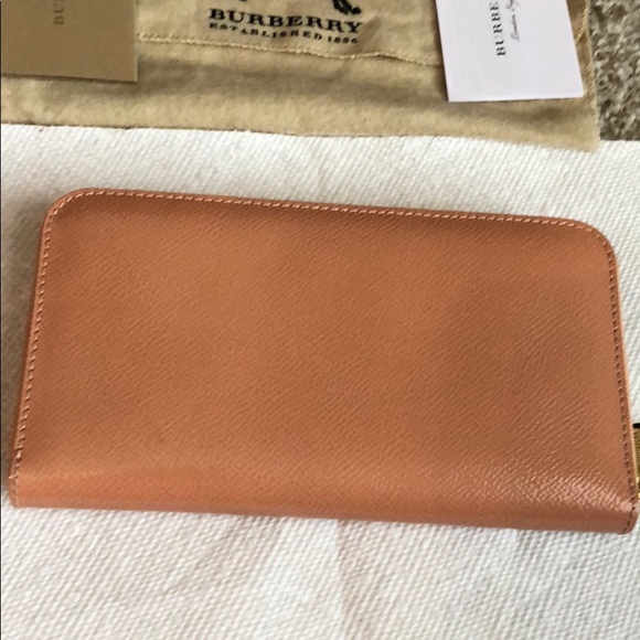 Burberry Calf Leather NWOT ZIP Around Wallet - Picture 8 of 8